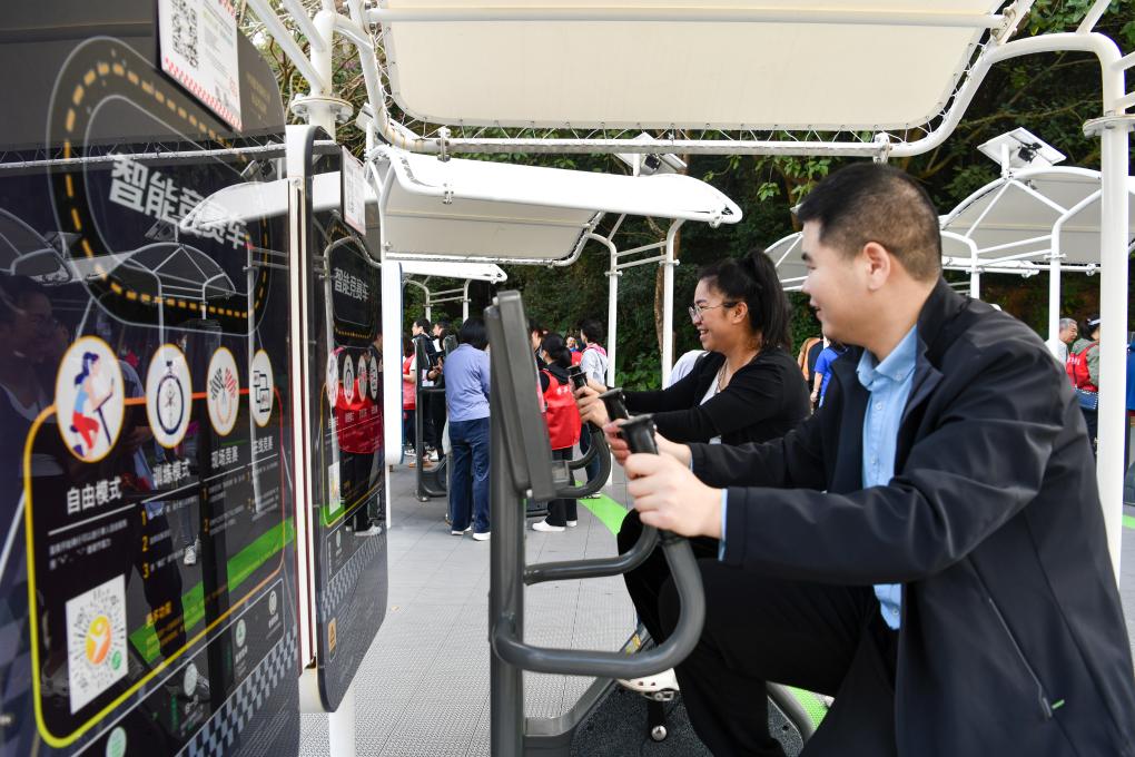 2024年1月20日，市民在蓮花山公園西區(qū)室外智能健身房參加競(jìng)賽活動(dòng)。當(dāng)日，深圳市室外智能健身競(jìng)賽活動(dòng)舉行。新華社記者 梁旭 攝