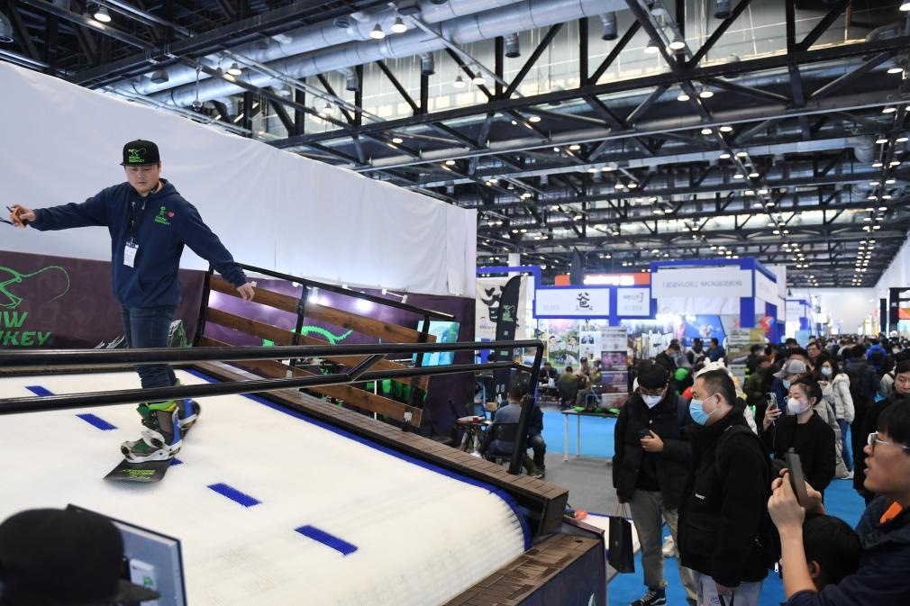 2023年2月11日，參觀者在展會(huì)上了解一款模擬滑雪設(shè)備。當(dāng)日，2023亞洲運(yùn)動(dòng)用品與時(shí)尚展在國(guó)家會(huì)議中心拉開(kāi)帷幕。新華社記者 張晨霖 攝