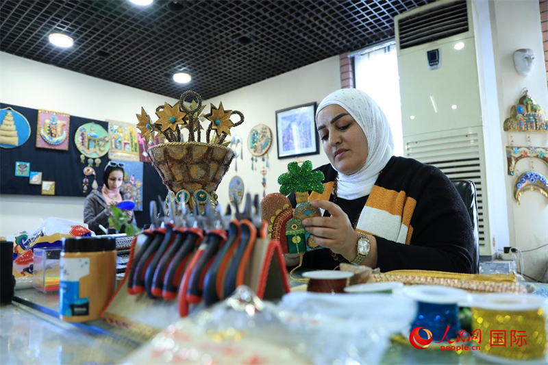 設(shè)計(jì)師娜達(dá)在制作巴比倫時(shí)期飾品。人民網(wǎng)伊納斯·易卜拉欣攝