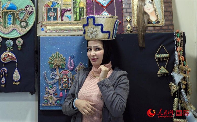 設(shè)計(jì)師展示亞述國王同款王冠。人民網(wǎng)伊納斯·易卜拉欣攝