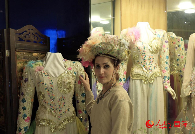 設(shè)計(jì)師展示阿拉伯阿巴斯王朝時(shí)期王冠。人民網(wǎng)伊納斯·易卜拉欣攝