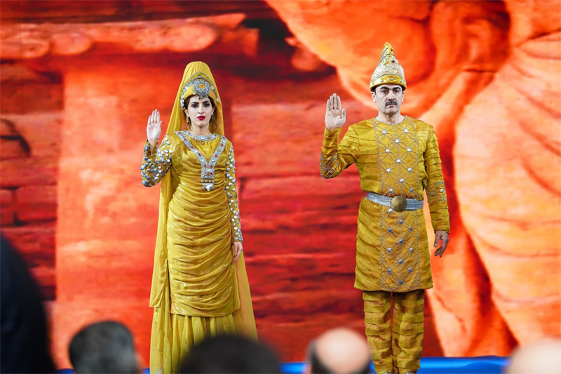 伊拉克時(shí)尚館舉辦的時(shí)裝展上，模特展示亞述時(shí)期服飾。伊拉克時(shí)尚館供圖