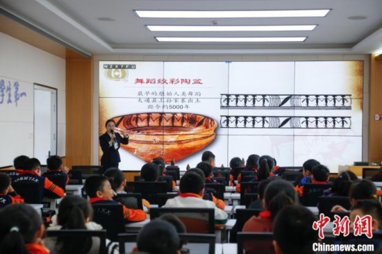 圖為學(xué)生在“國寶音樂會”社教課中了解舞蹈紋彩陶盆。中新社記者 馬銘言 攝
