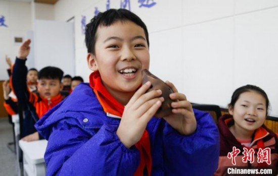 圖為學(xué)生在“國寶音樂會”社教課中體驗(yàn)吹陶塤。中新社記者 馬銘言 攝