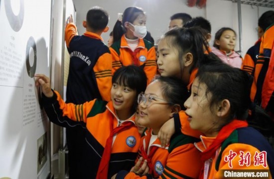 圖為學(xué)生參觀青海省博物館“1+3”主題流動展覽，了解在青海喇家遺址出土的齊家文化 · 玉三璜聯(lián)璧。中新社記者 馬銘言 攝
