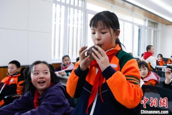 圖為學(xué)生在“國寶音樂會”社教課中體驗(yàn)吹陶塤。中新社記者 馬銘言 攝