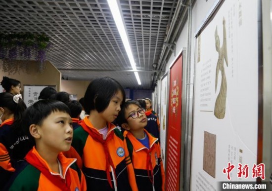 圖為學(xué)生參觀青海省博物館“1+3”主題流動展覽，了解木舞俑。中新社記者 馬銘言 攝