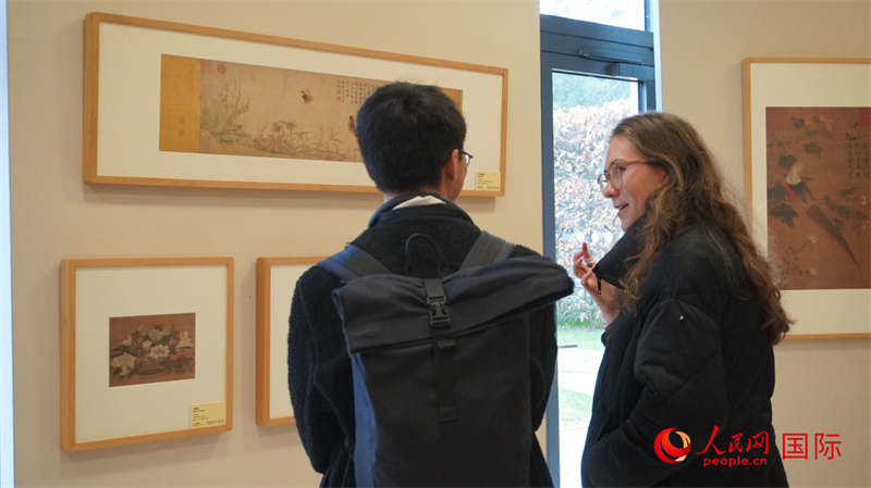 劍橋大學(xué)學(xué)者參觀宋畫特展。人民網(wǎng) 徐量攝