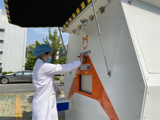醫(yī)院接收無(wú)人機(jī)送來(lái)的醫(yī)療樣本。受訪者供圖