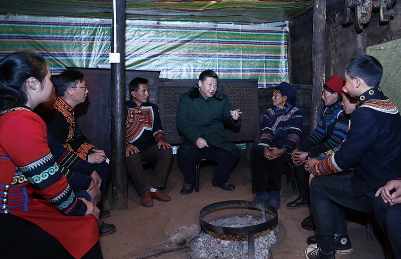 △2018年2月11日，四川涼山彝族自治州昭覺縣三岔河鄉(xiāng)三河村，習(xí)近平總書記來到村民節(jié)列俄阿木家中看望。