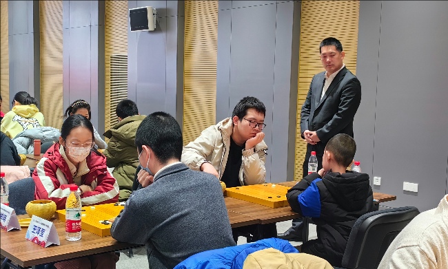 常昊觀戰(zhàn)年輕棋手們比賽。人民網(wǎng)記者 李乃妍攝