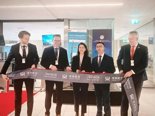 中國(guó)駐挪威大使侯悅（中）出席海航奧斯陸—北京直航開(kāi)航儀式。中國(guó)駐挪威大使館供圖
