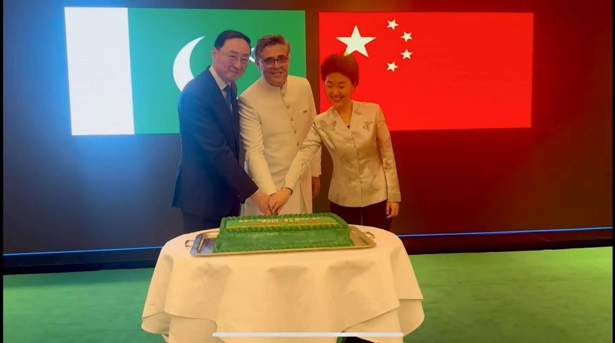 外交部副部長孫衛(wèi)東（左）、巴基斯坦駐華大使卡里爾·哈什米（中）、中聯(lián)部副部長孫海燕（右）共切蛋糕。巴基斯坦駐華大使館供圖