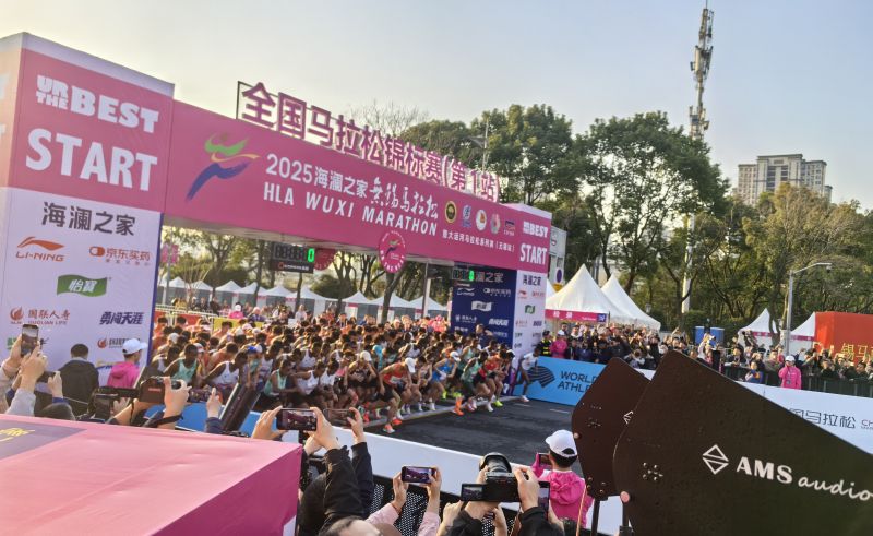 參賽選手沖出起跑線。 人民網(wǎng)記者 楊磊攝