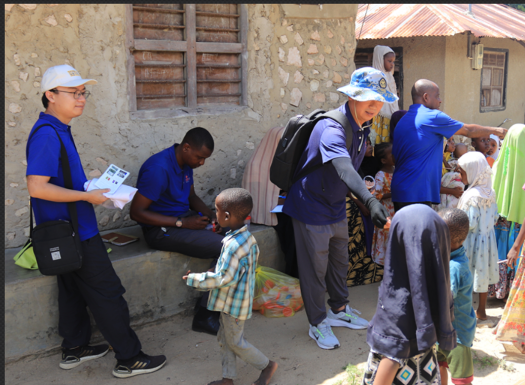 專家組向村民發(fā)放健康教育手冊和健康教育用品。專家組供圖