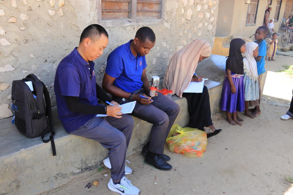 專家組指導(dǎo)非方疾控人員開展疾病篩查工作。專家組供圖