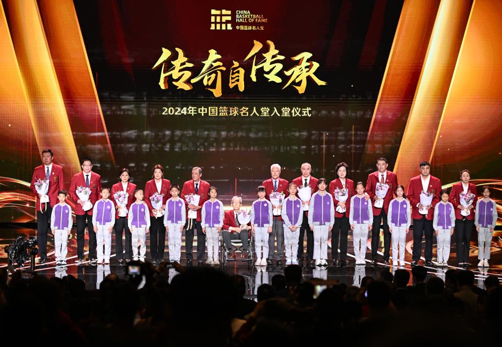 3月23日，在場(chǎng)的各屆中國(guó)籃球名人堂入堂人物在入堂儀式上合影留念。新華社記者 陳鐘昊 攝