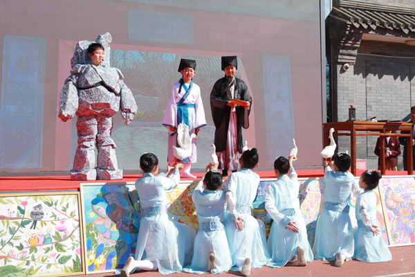 展覽開幕式上，府學(xué)學(xué)子上演情景劇《鵝池》。府學(xué)胡同小學(xué)供圖