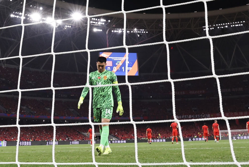 3月25日，中國(guó)隊(duì)守門員王大雷在球隊(duì)丟球后。新華社記者 曹燦 攝