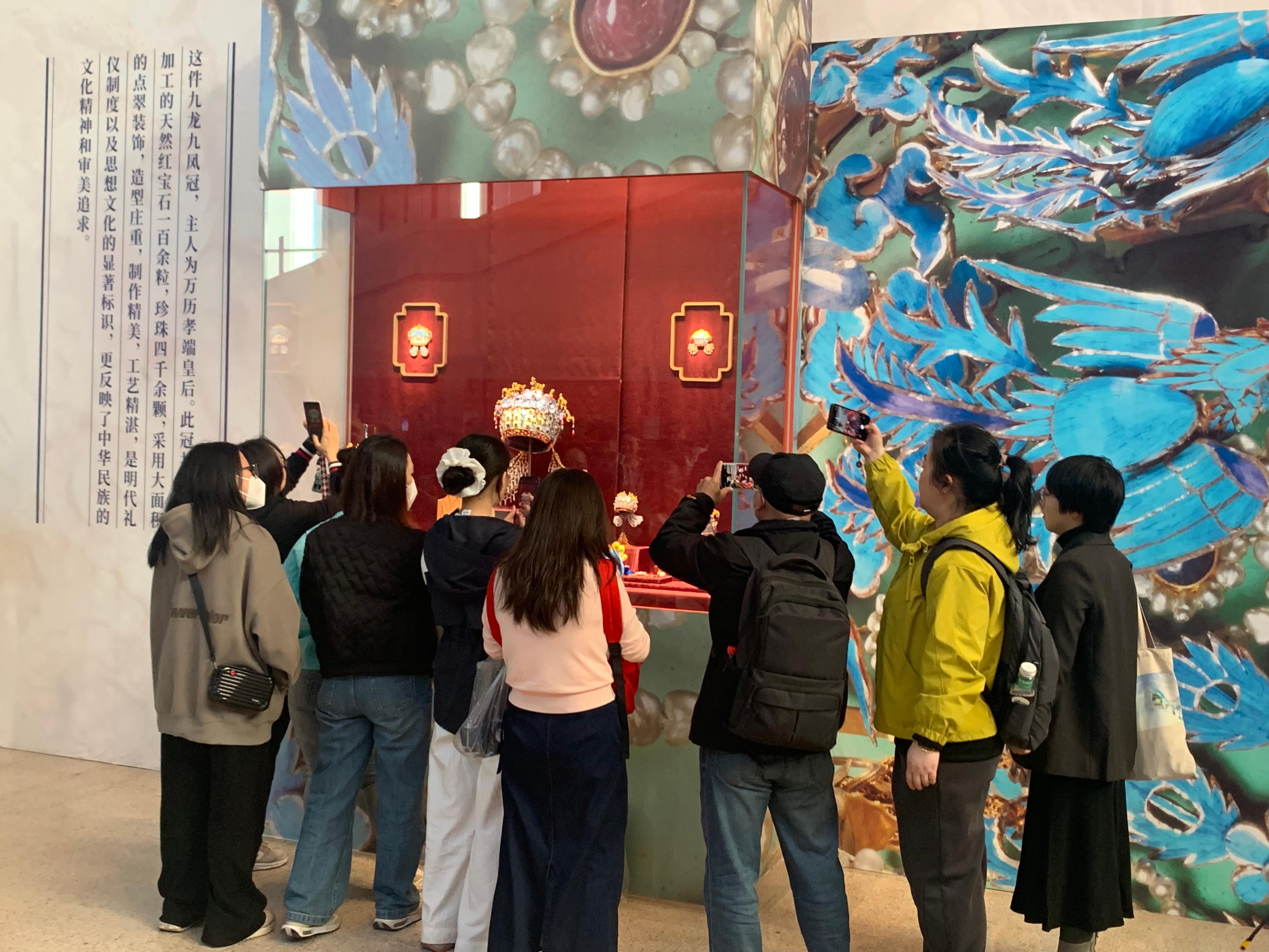 觀眾參觀國博鳳冠系列文創(chuàng)產品。人民網記者 劉穎穎攝