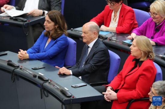 3月25日，在德國(guó)柏林，朔爾茨（中）出席新一屆德國(guó)聯(lián)邦議院首次全體會(huì)議。新華社記者 杜哲宇 攝