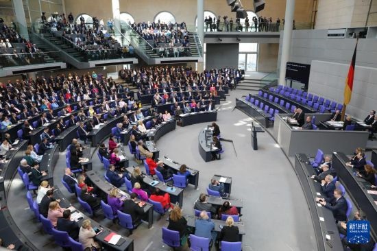 3月25日，在德國(guó)柏林，新一屆德國(guó)聯(lián)邦議院成立并召開(kāi)首次全體會(huì)議。新華社記者 杜哲宇 攝