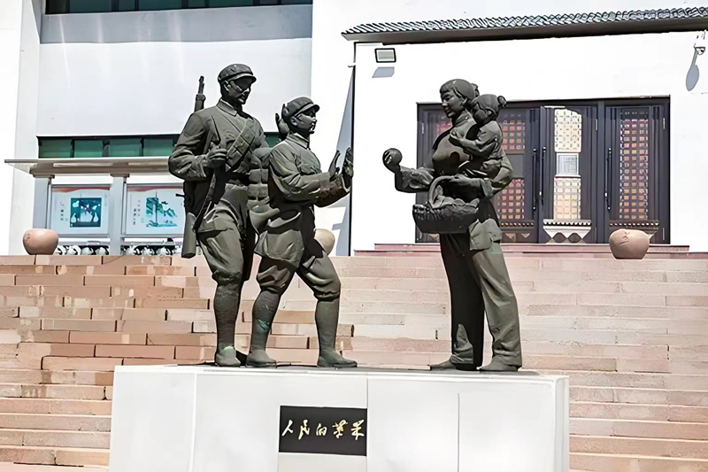 錦州蘋果廉政文化展覽館前的《人民的蘋果》主題雕塑。（由遼沈戰(zhàn)役紀(jì)念館供圖）