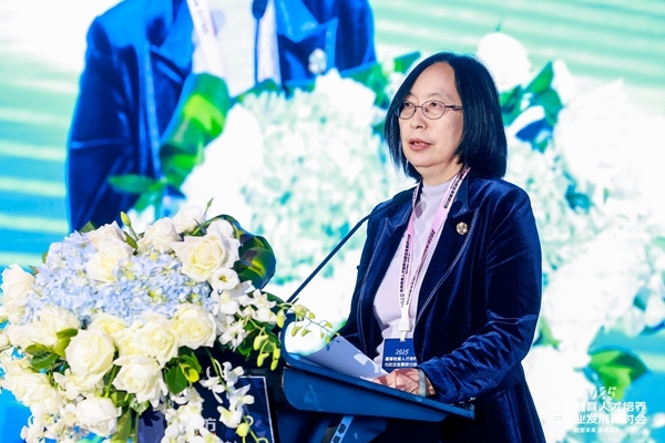 中國(guó)高等教育學(xué)會(huì)學(xué)術(shù)咨詢發(fā)展委員會(huì)委員、中國(guó)高等教育學(xué)會(huì)原副秘書長(zhǎng)、《中國(guó)高教研究》主編王小梅。