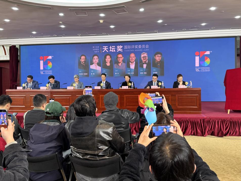 發(fā)布會(huì)現(xiàn)場(chǎng)公布本屆天壇獎(jiǎng)國(guó)際評(píng)委會(huì)陣容。人民網(wǎng)記者 劉微攝