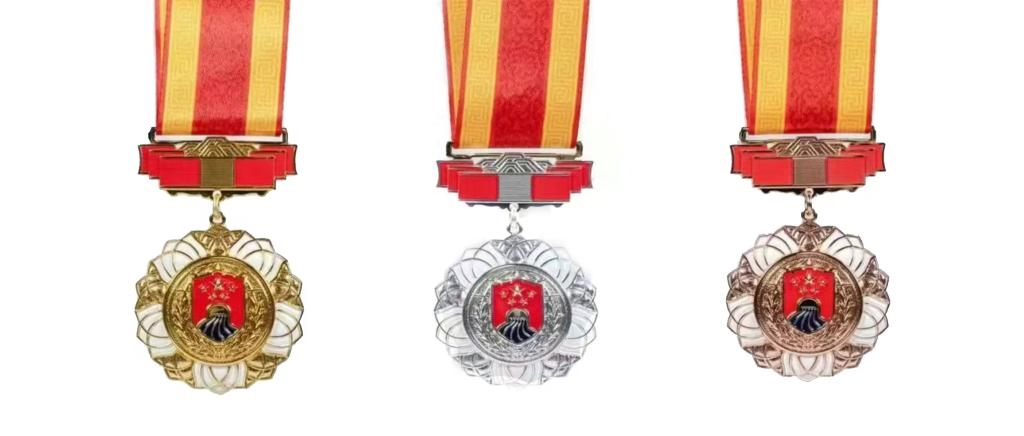 圖為戍守邊疆金質(zhì)、銀質(zhì)、銅質(zhì)紀(jì)念章。（國(guó)家移民管理局供圖）