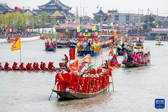 ?4月4日，選手在參加茅山會船盛會 。?新華社發(fā)（楊玉崗 攝）