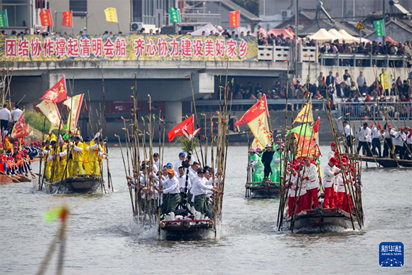 ?4月4日，選手在參加茅山會船盛會。新華社發(fā)（湯德宏 攝）