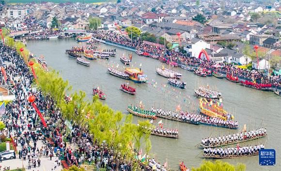4月4日，選手在參加茅山會船盛會（無人機照片）。?新華社發(fā)（周社根 攝）