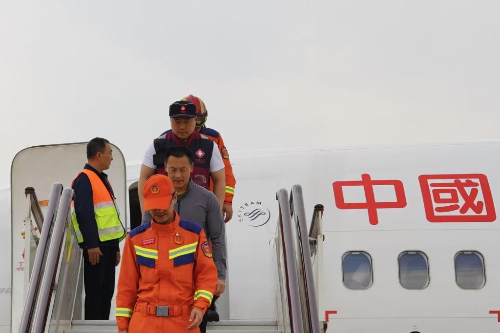 4月6日，在云南省昆明長水機(jī)場，中國云南救援醫(yī)療隊抵達(dá)昆明。新華社記者 高詠薇 攝