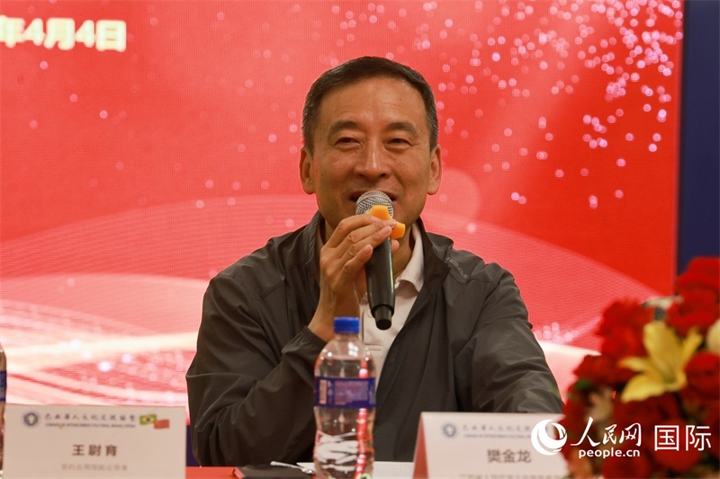 江蘇省人大常務(wù)委員會(huì)常務(wù)副主任樊金龍?jiān)谧剷?huì)上致辭。人民網(wǎng)記者 陳海琪攝