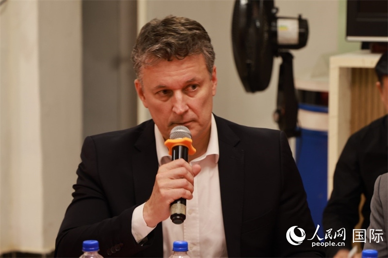 巴西中國友好協(xié)會(huì)主席恩里克·達(dá)諾布雷加在座談會(huì)上致辭。人民網(wǎng)記者 陳海琪攝