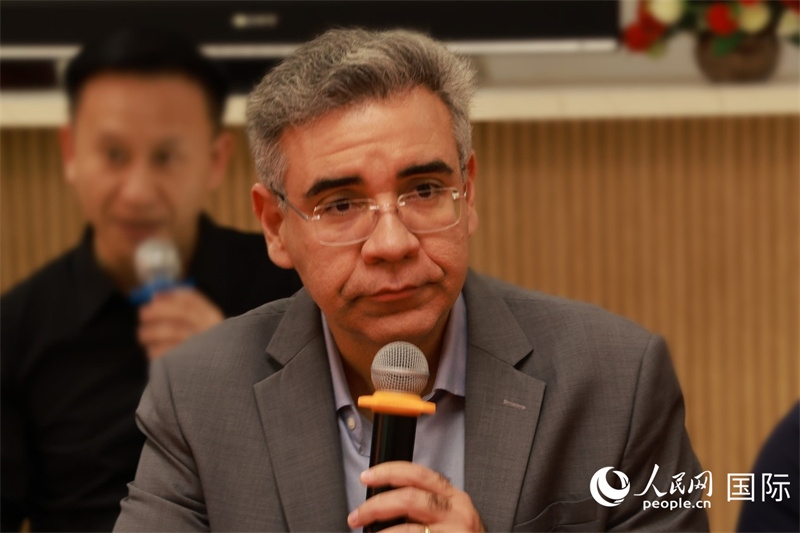 巴西弗魯米嫩塞聯(lián)邦大學(xué)教授、中國問題專家埃萬德羅·卡瓦略在座談會(huì)上致辭。人民網(wǎng)記者 陳海琪攝