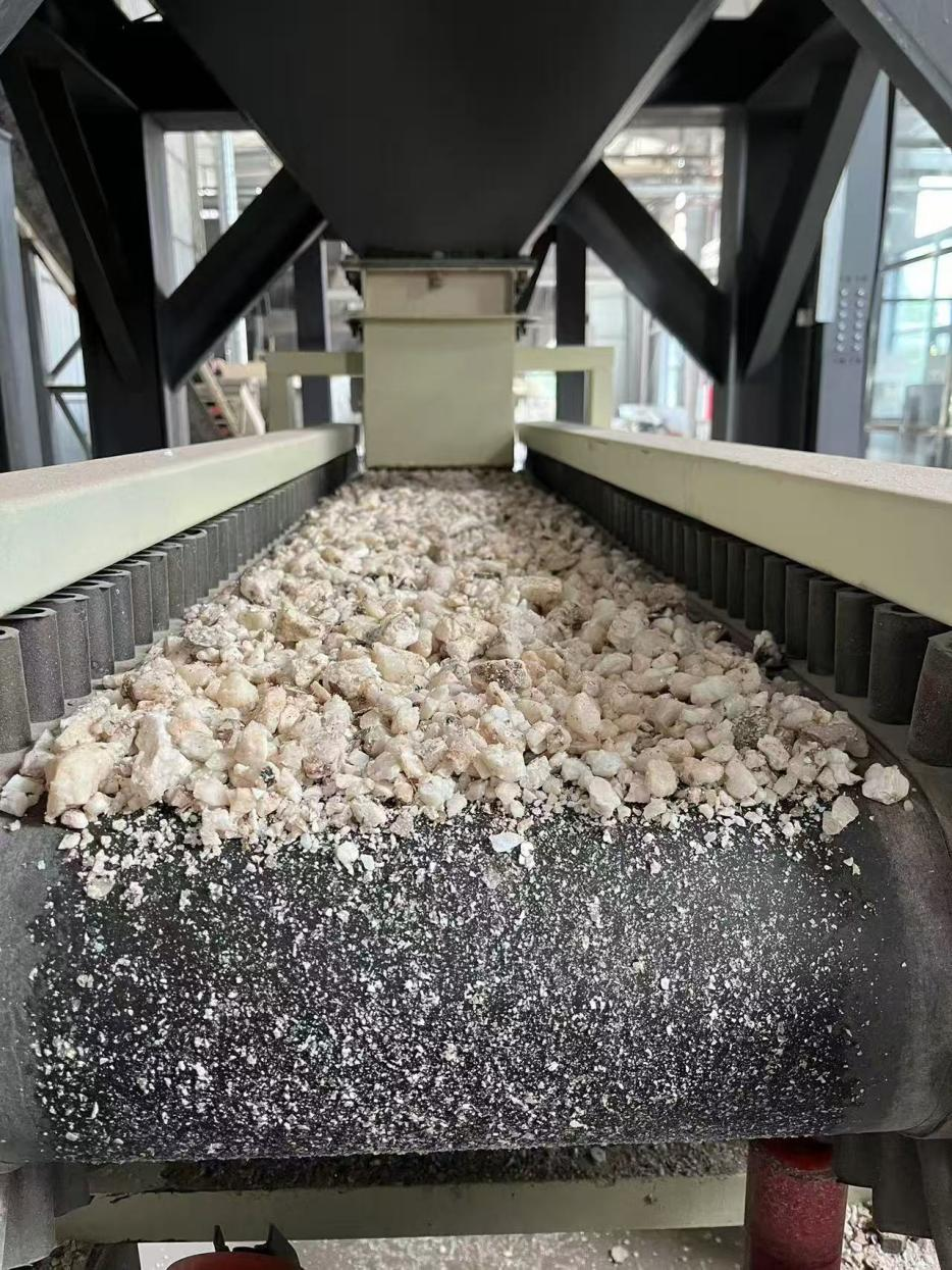 高純石英生產(chǎn)線。自然資源部供圖