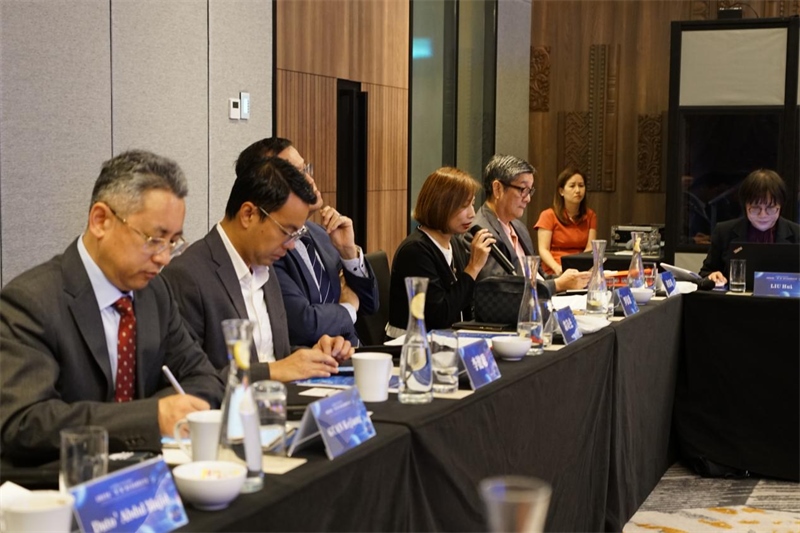 《南洋商報》總編輯羅依薇（左四）進行致辭。林俊揚攝