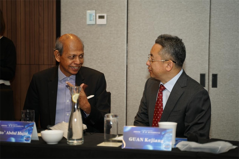 分享會現場，中方記者同與會代表進行友好交流。林俊揚攝