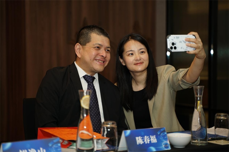 分享會上，中方記者同與會代表合影留念。林俊揚攝