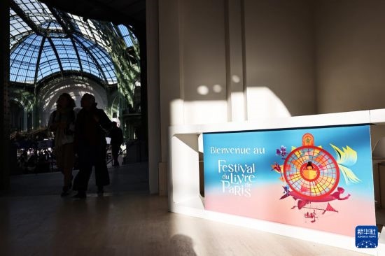 4月11日，人們?cè)诜▏?guó)巴黎大皇宮參加2025巴黎書展。新華社記者 高靜 攝