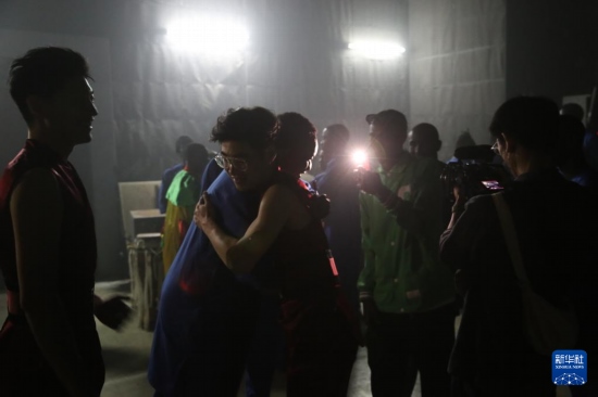 4月10日，在塞內(nèi)加爾首都達喀爾的國家大劇院，中央音樂學(xué)院進擊打擊樂團成員與塞內(nèi)加爾杜杜·恩迪亞耶·羅斯打擊樂團成員在演出后臺擁抱。新華社記者 司源 攝