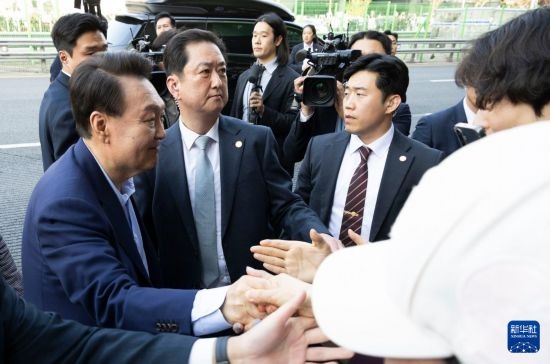 4月11日，韓國前總統(tǒng)尹錫悅（左一）在離開首爾漢南洞官邸時(shí)與支持者握手。新華社發(fā)（全休相攝）