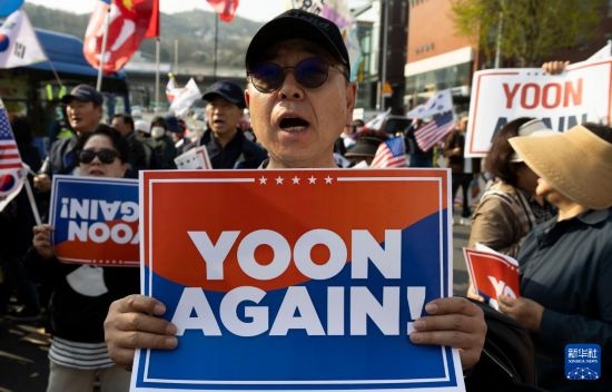 4月11日，在韓國首爾漢南洞官邸附近，支持者為韓國前總統(tǒng)尹錫悅送行。新華社發(fā)（全休相攝）