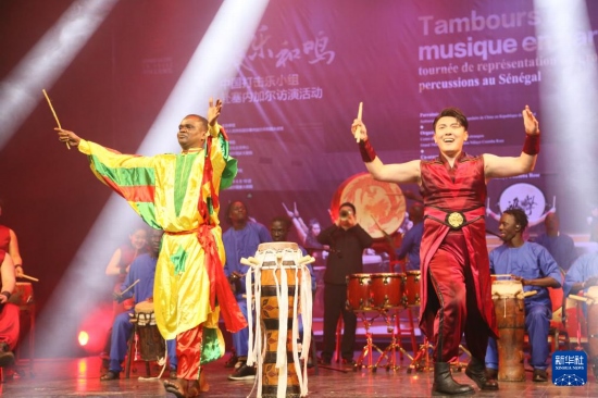4月10日，在塞內(nèi)加爾首都達喀爾的國家大劇院，中央音樂學(xué)院進擊打擊樂團與塞內(nèi)加爾杜杜·恩迪亞耶·羅斯打擊樂團同臺演出。新華社記者 司源 攝