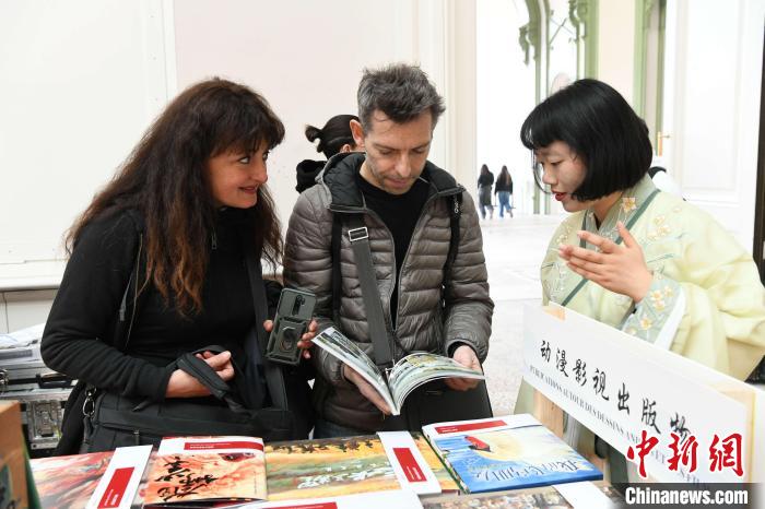 當?shù)貢r間4月11日，2025年巴黎圖書節(jié)在巴黎大皇宮揭幕。中國出版代表團攜千余種中國精品圖書亮相展會。 中新社記者 李洋 攝