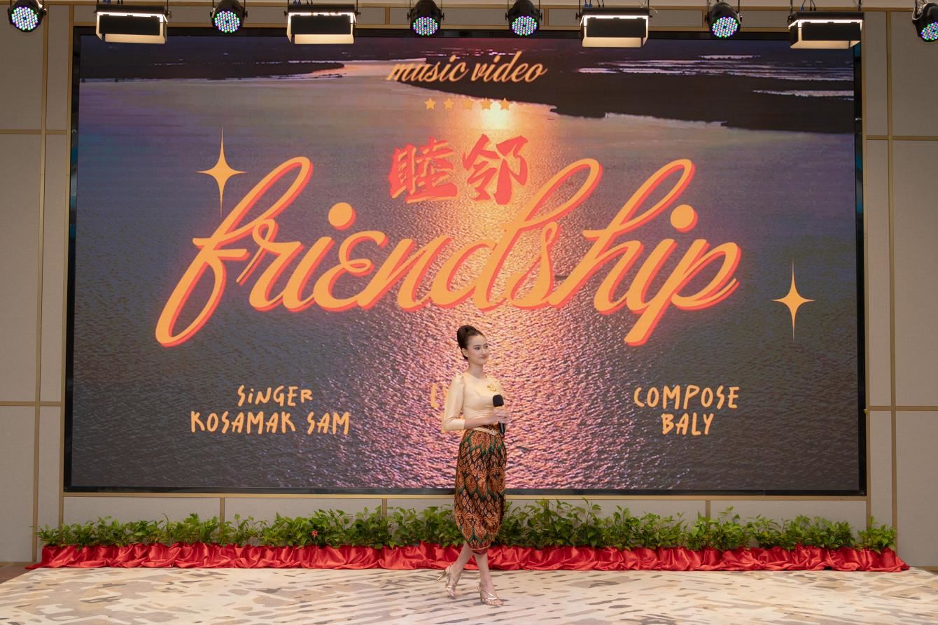 柬埔寨歌手珂撒瑪演唱紀(jì)錄片《睦鄰·柬埔寨》主題曲。柬埔寨數(shù)字電視有限公司供圖