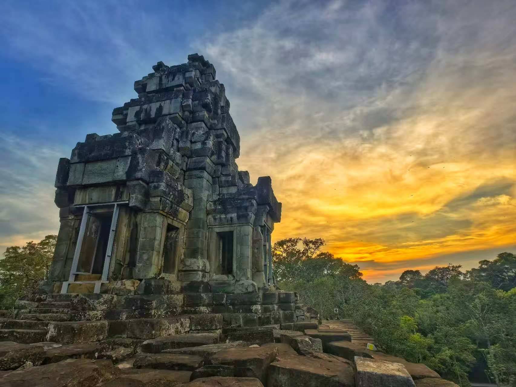 由中國專家修復的茶膠寺最高處的砂巖塔。（人民日報記者強薇 攝）