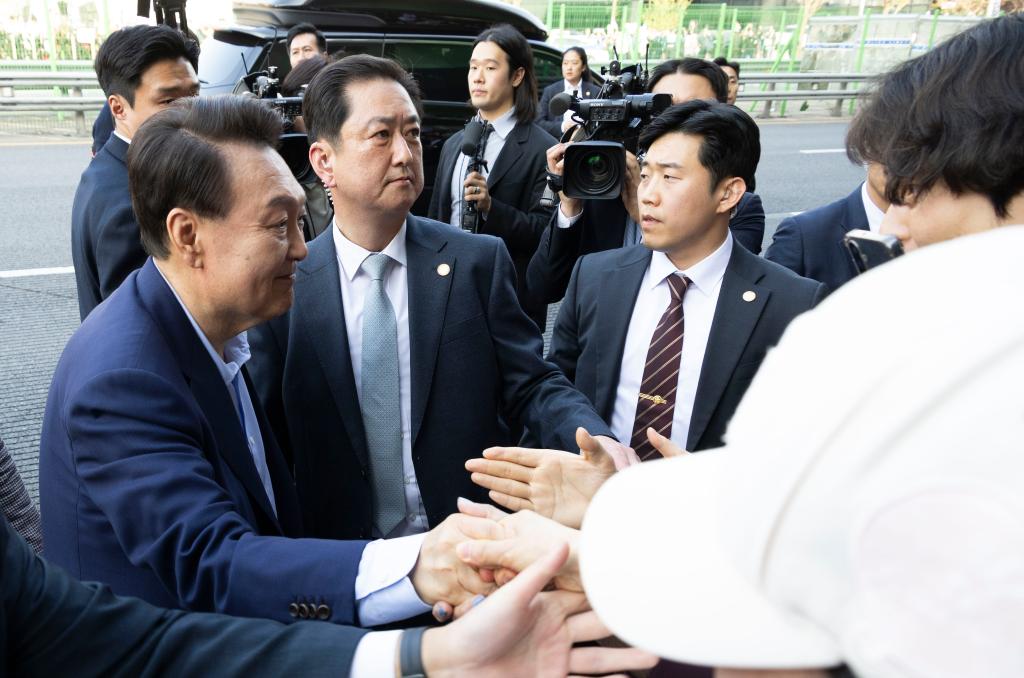 4月11日，韓國(guó)前總統(tǒng)尹錫悅（左一）在離開首爾漢南洞官邸時(shí)與支持者握手。新華社發(fā)（全休相攝）